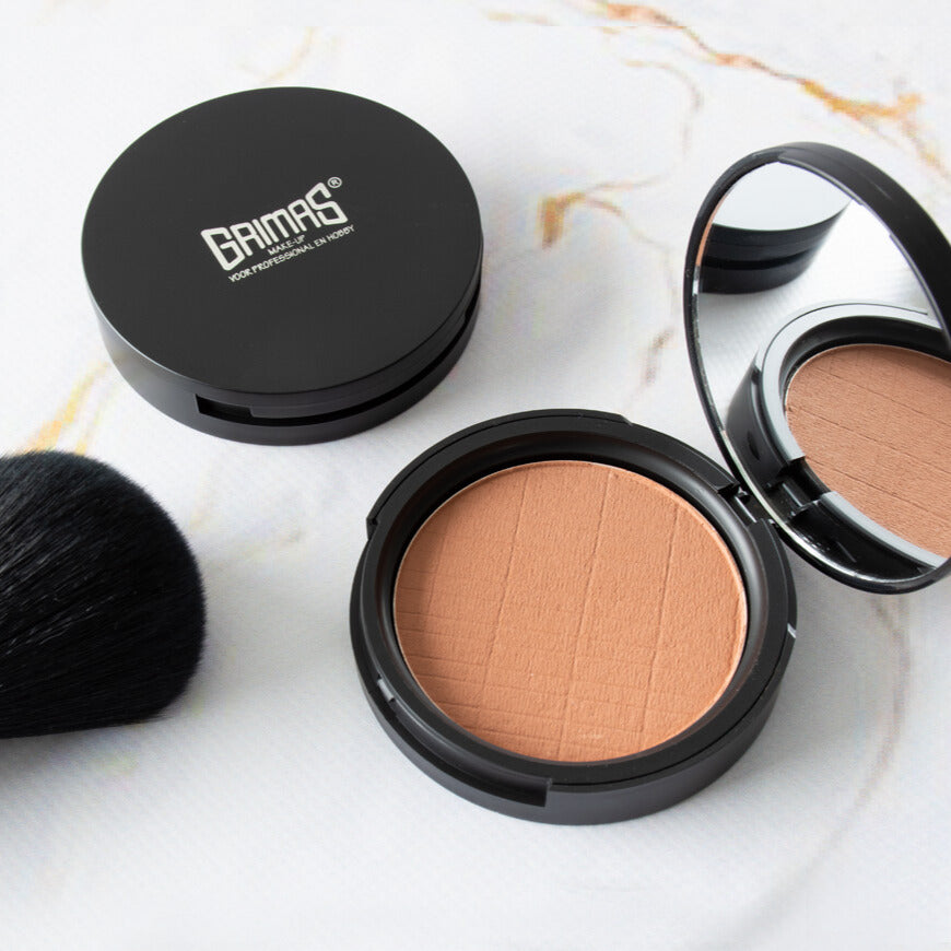 grimas-bronzing-powder-fluweelzachte-zomerlook 2x en blush brush
