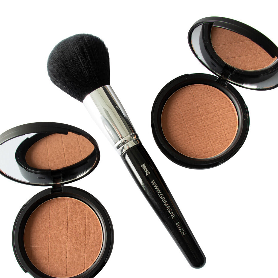 grimas-bronzing-powder-fluweelzachte-zomerlook 2x en blush brush