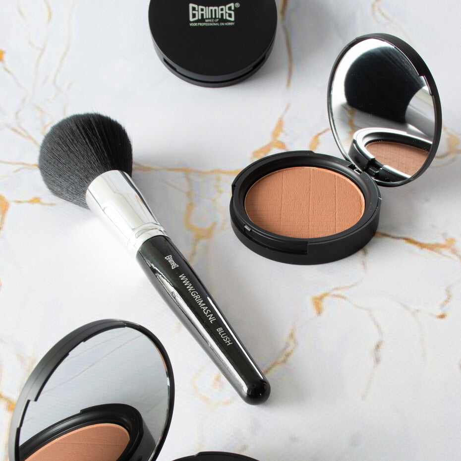 grimas-bronzing-powder-fluweelzachte-zomerlook 3x en blush brush