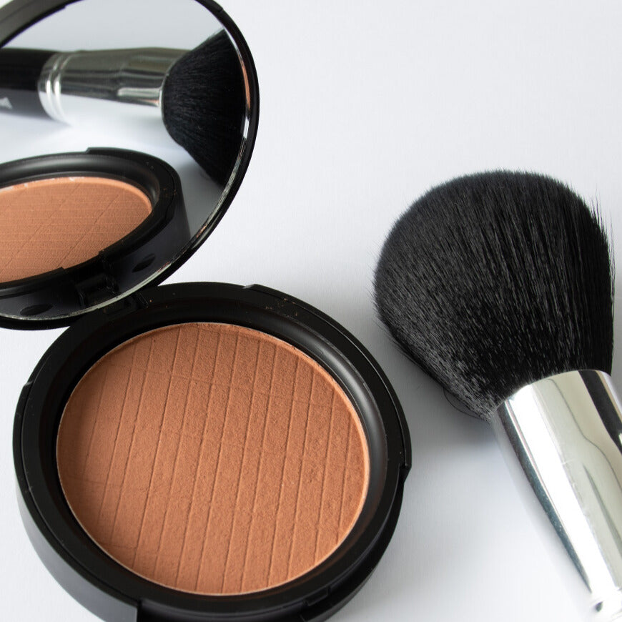 grimas-bronzing-powder-fluweelzachte-zomerlook en blush brush